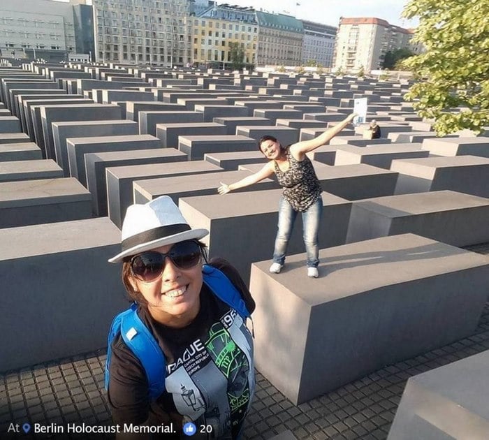 selfie memorial berlin Yolocaust 19