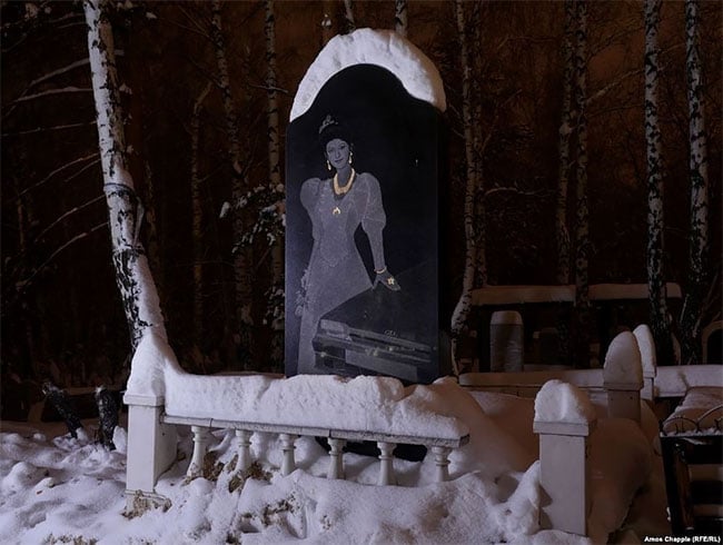Yekaterinburg 10 Rusia cementerio mafia humor humor negro muerte escultura