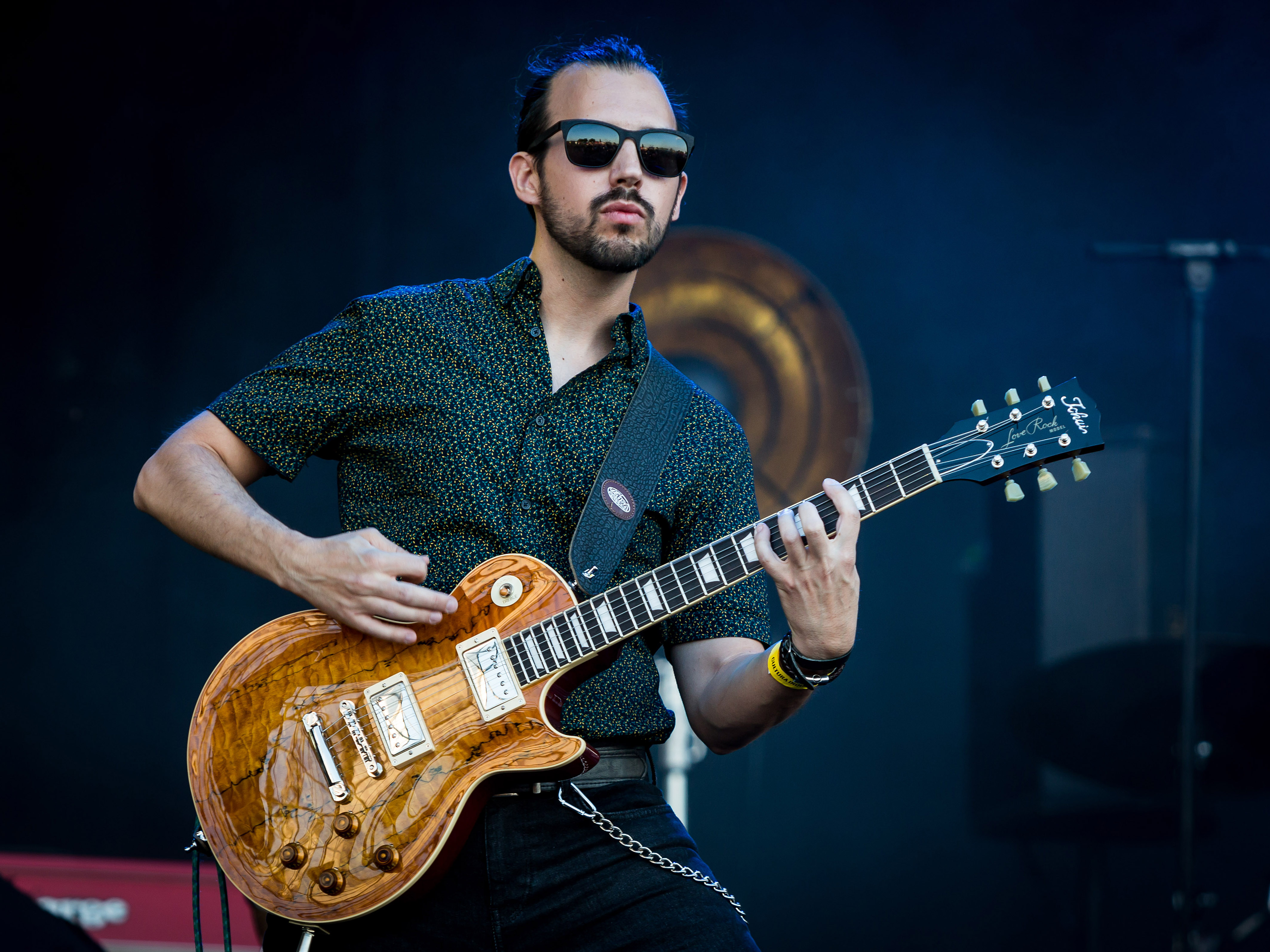 El guitarrista del grupo Desvariados tocando en el Festival Cultura Inquieta.