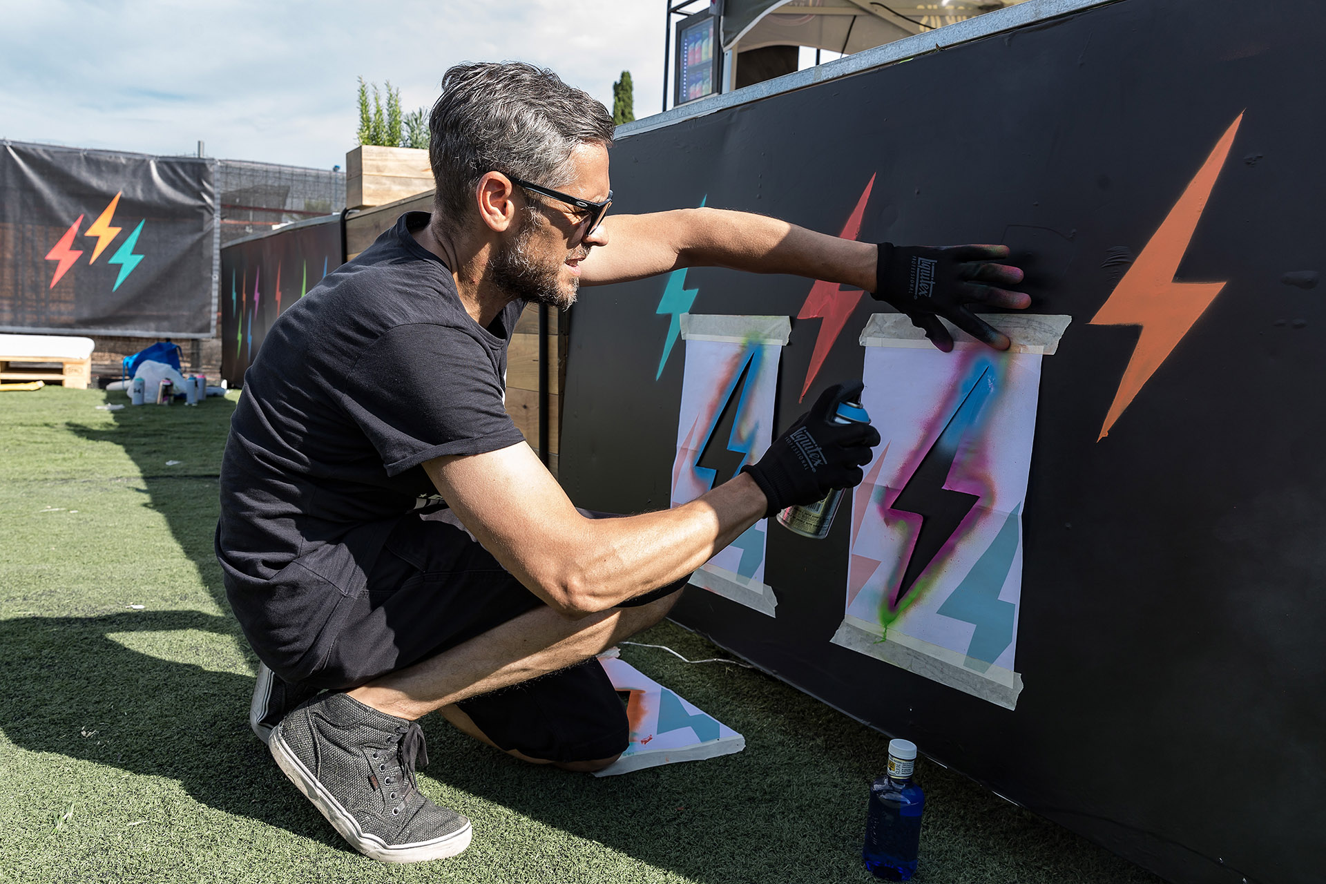 Pintando las barras del Festival Cultura Inquieta.