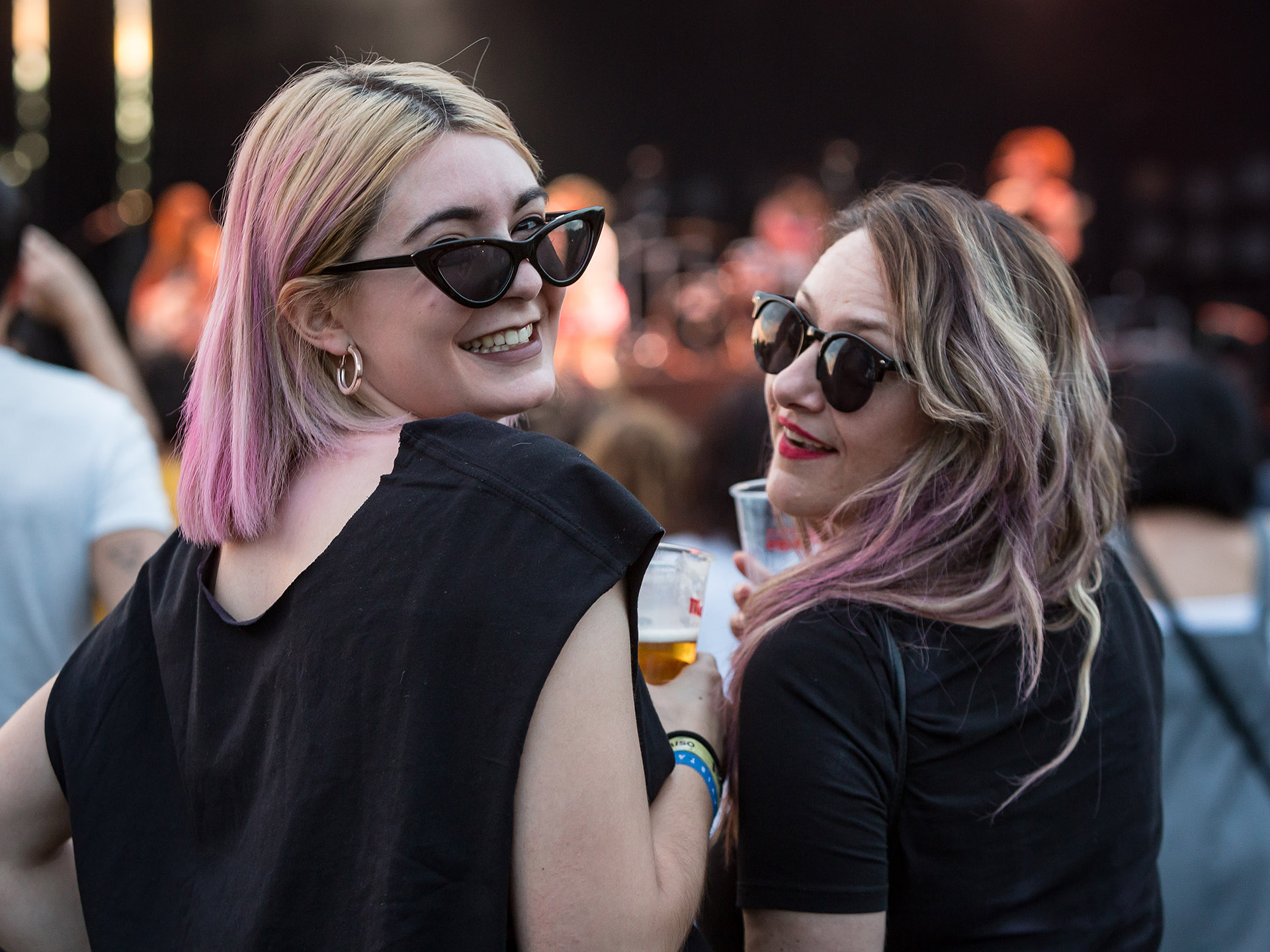 Dos chicas sonriendo en el Festival Cultura Inquieta.