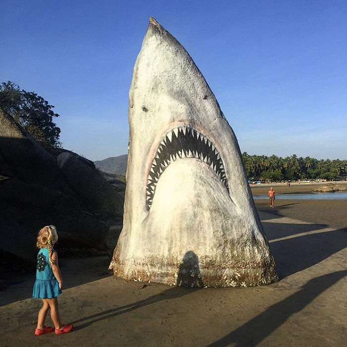 Jimmy Swift 4 tiburon graffiti intervenciones playa verano cultura pop