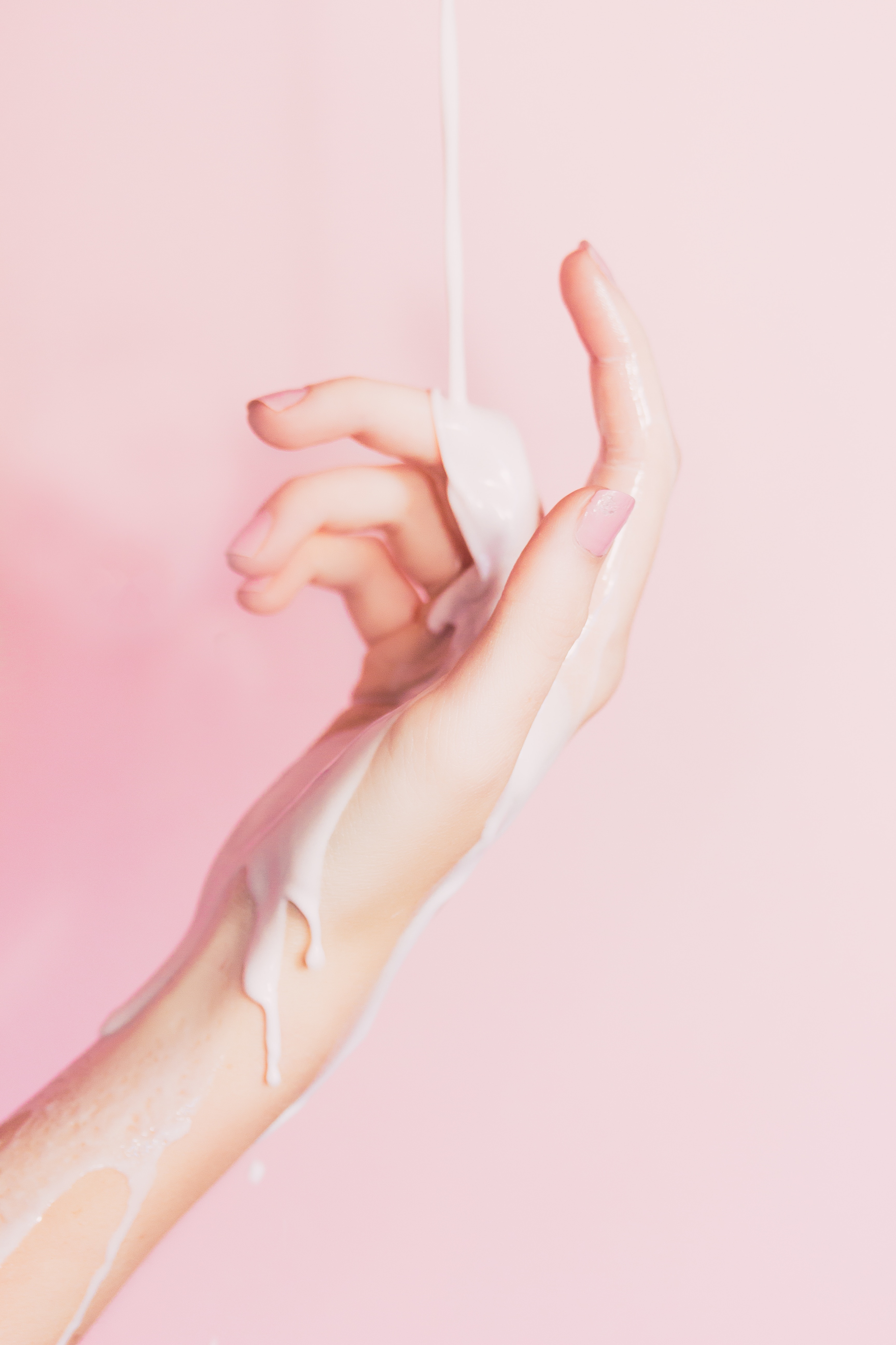 Mano con liquido blanco