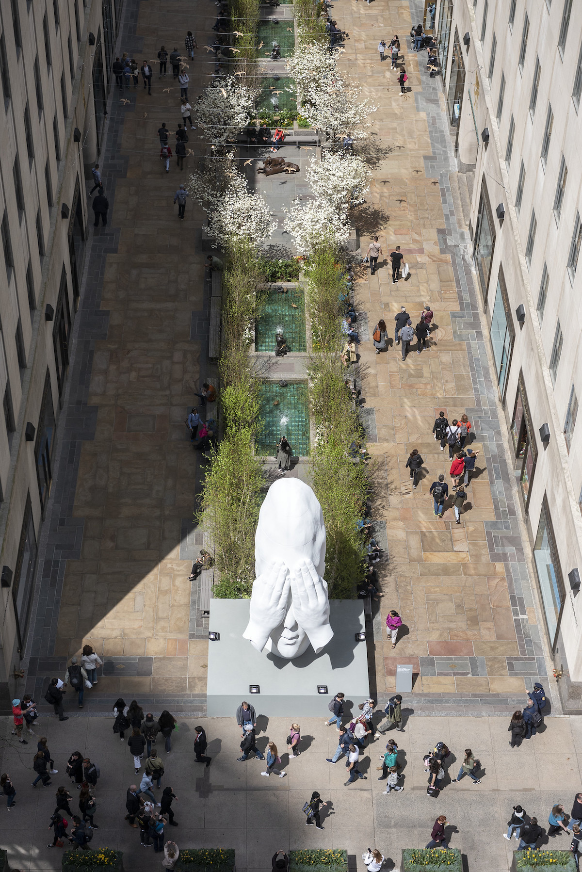 jaume plensa rockefeller center frieze new york 1
