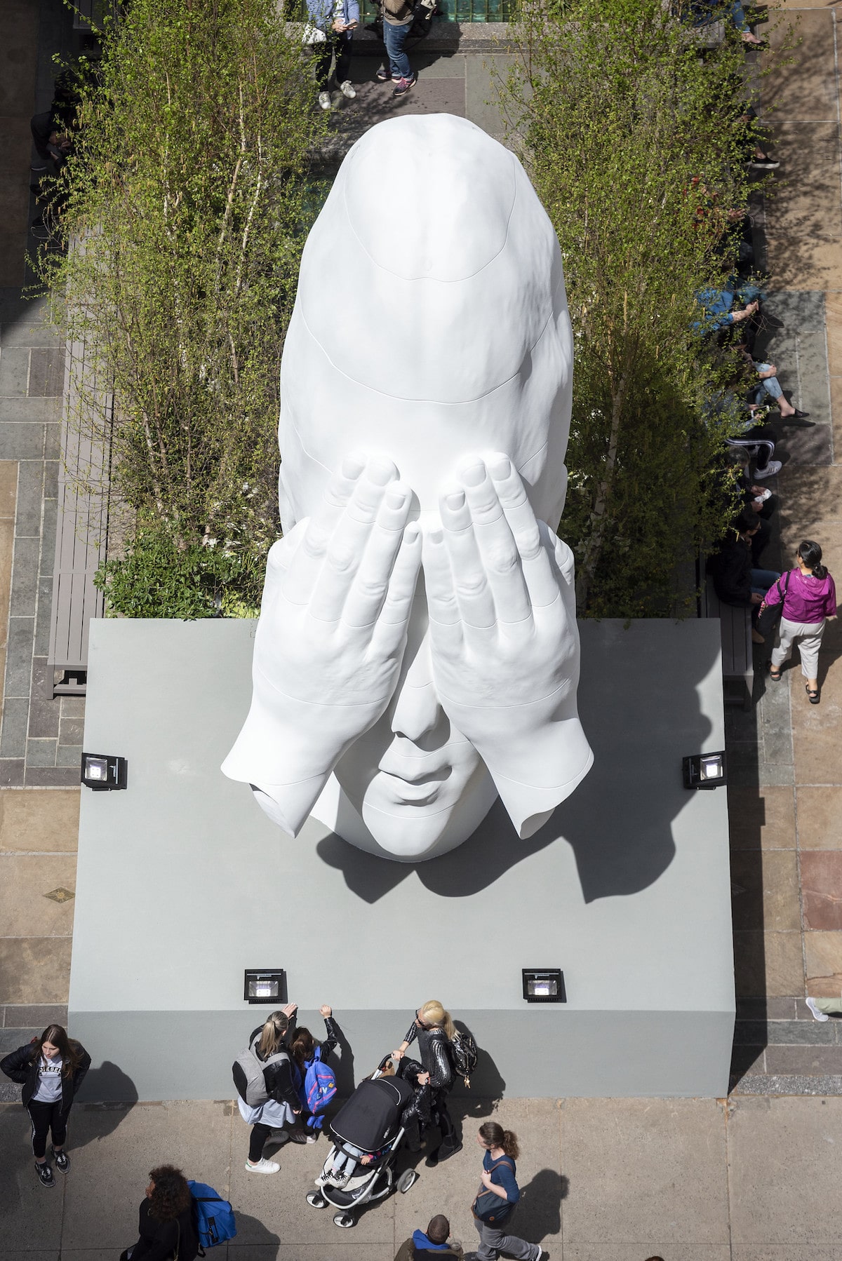 jaume plensa rockefeller center frieze new york 2