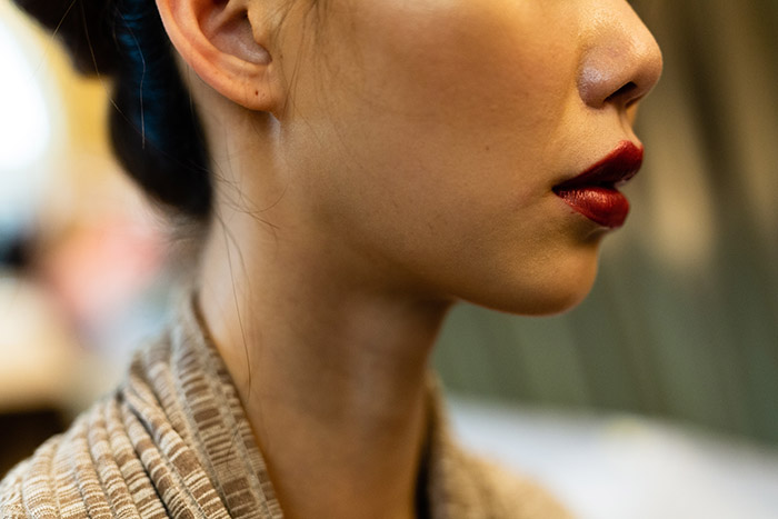 Chica con los labios pintados de rojo