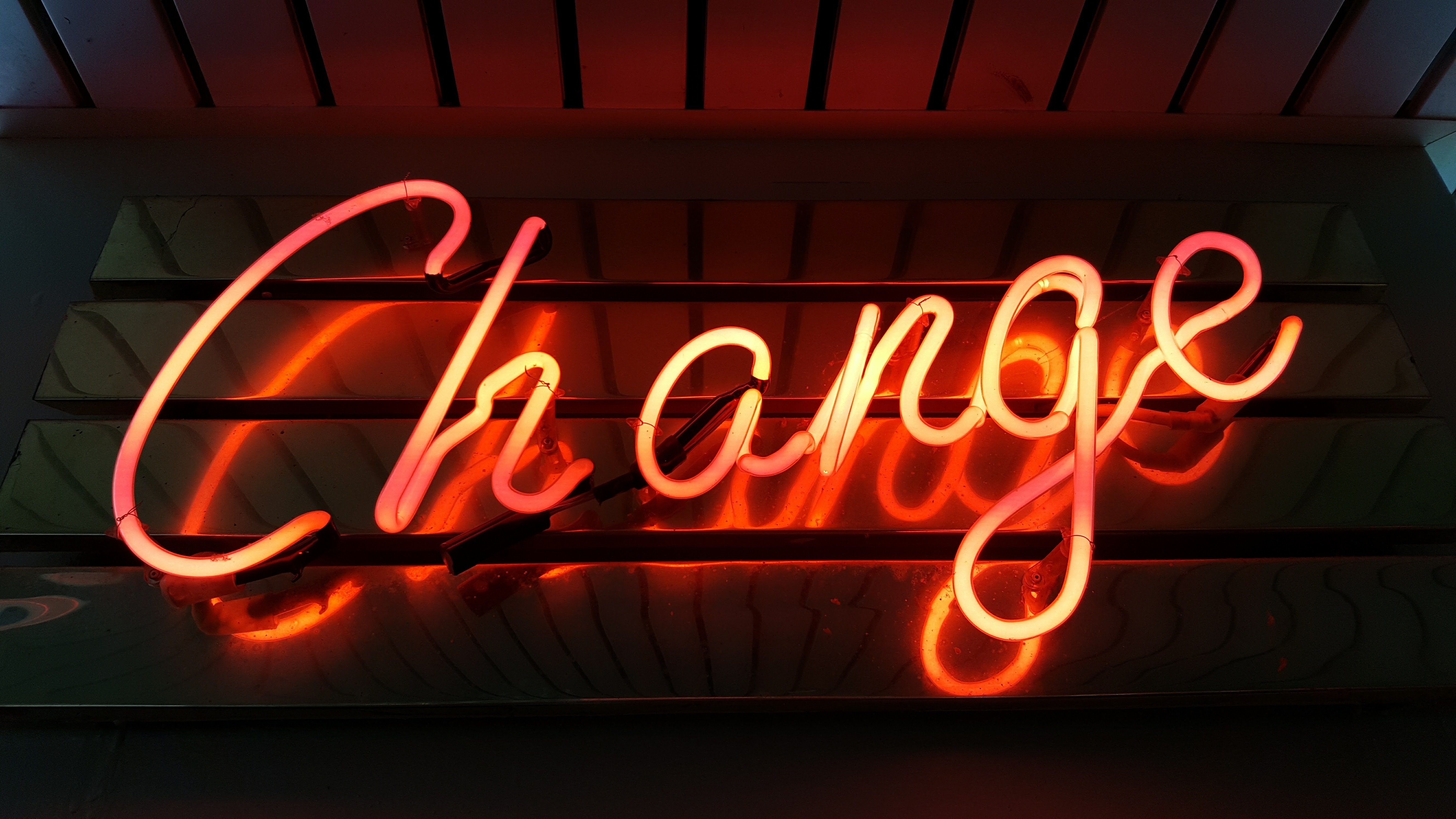 Fotografía de un neón con la palabra Change