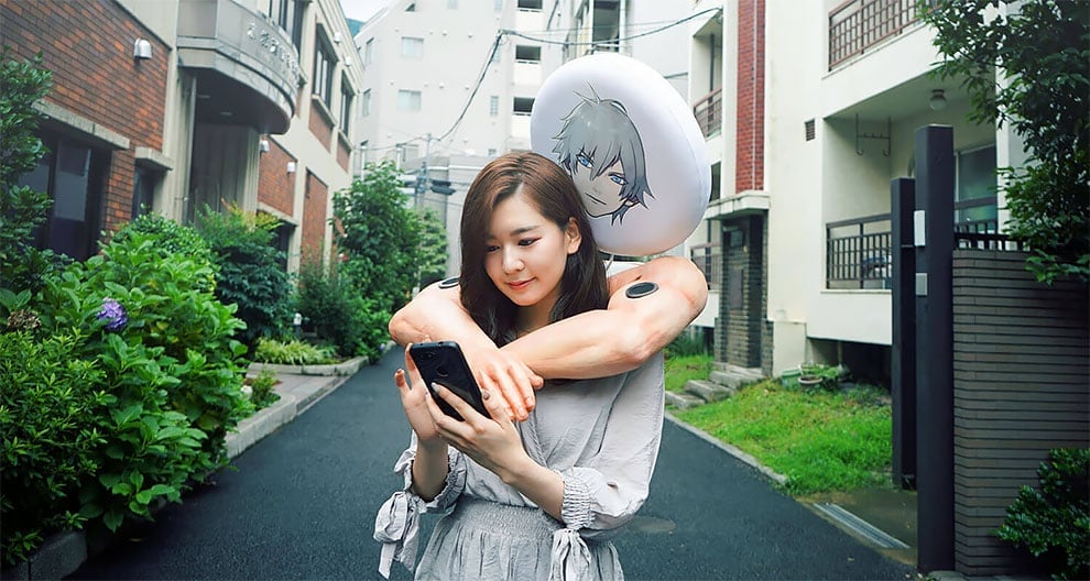 Los altavoces “Abrazo de novio”, un invento japonés para almas solitarias