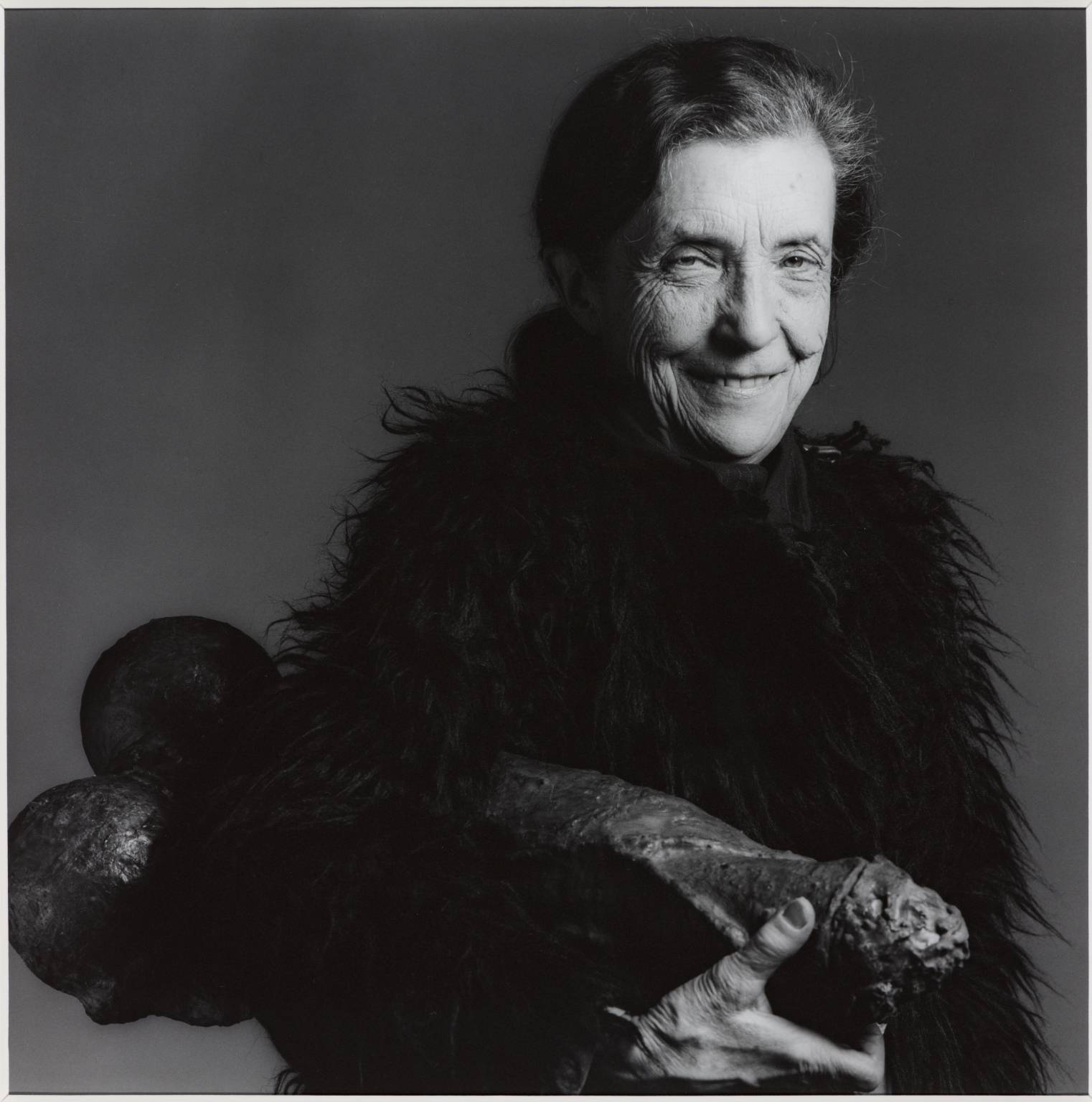 Louise Bourgeois, fotografiada por Robert Mapplethorpe en 1982