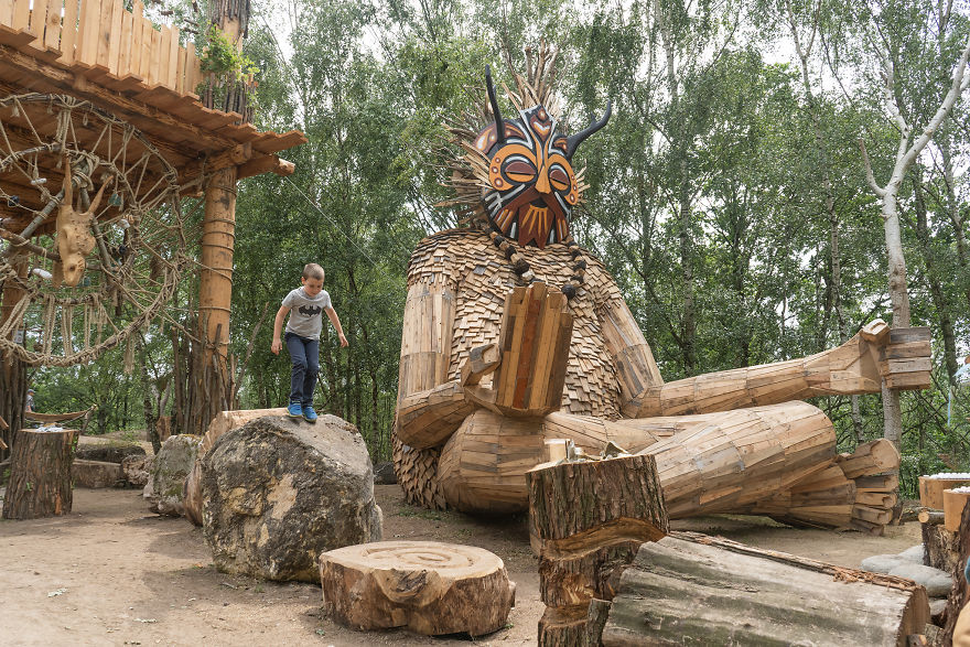 Thomas Dambo escultura bosque madera