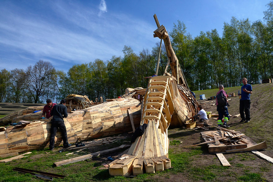 Thomas Dambo escultura bosque madera