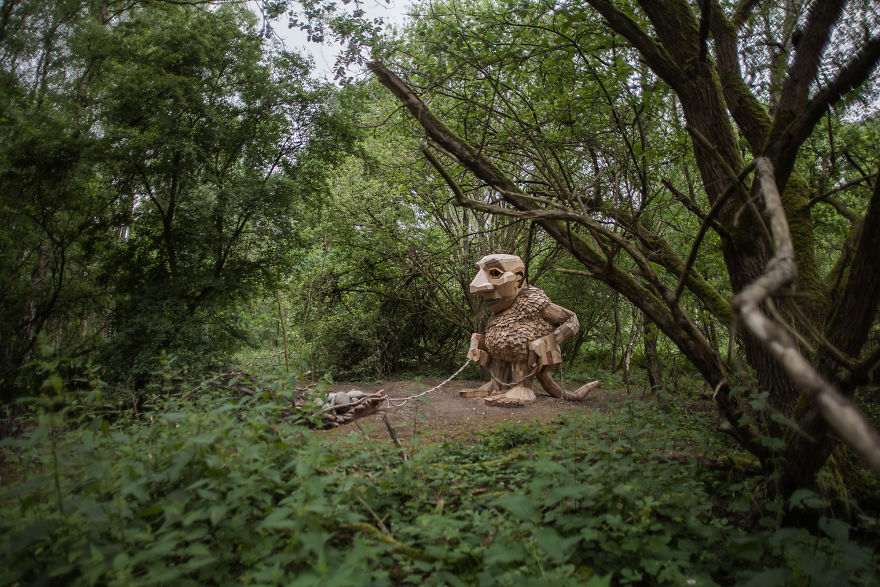 Thomas Dambo escultura bosque madera