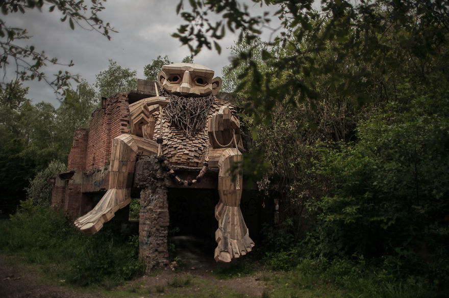 Thomas Dambo escultura bosque madera