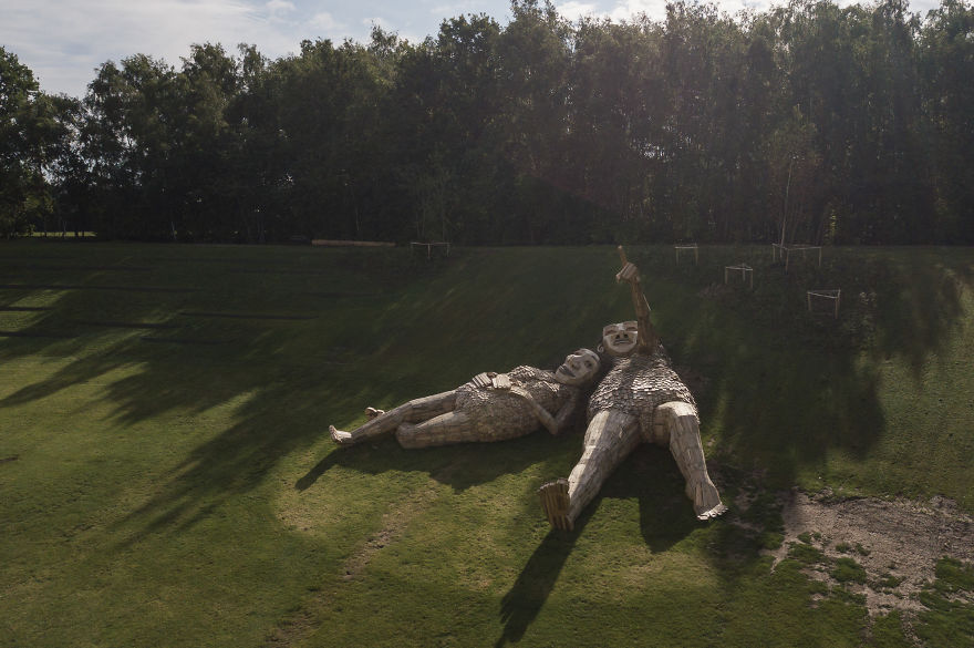 Thomas Dambo escultura bosque madera