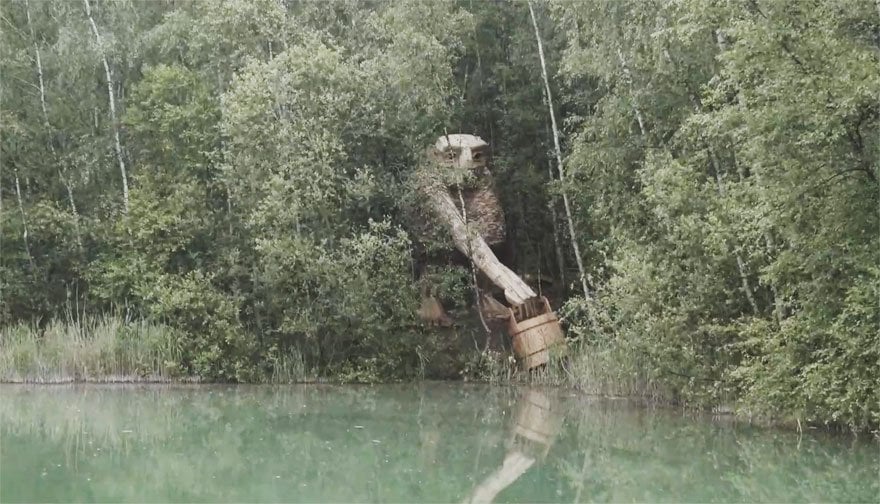Un artista llena de magia un bosque belga escondiendo gigantes y trolls de madera