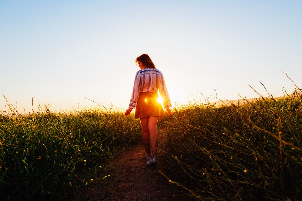 Chica caminando en el campo