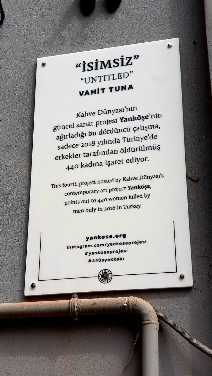 Vahit Tuna 4 instalacion maltrato violencia machista mujeres sociedad Estambul