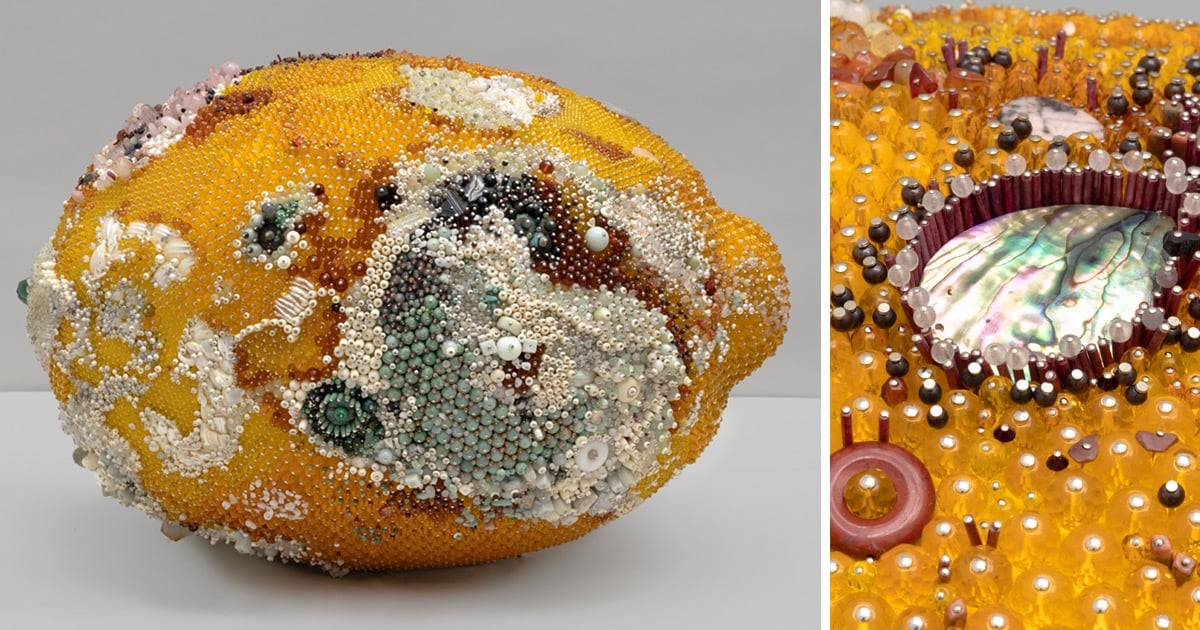 Esculturas de frutas mohosas hechas con piedras preciosas muestran la belleza de la decadencia