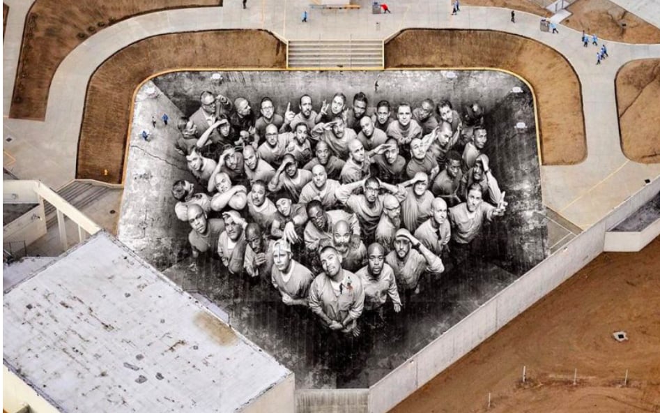 El artista urbano JR crea un mural gigante en una prisión de máxima seguridad de EE.UU