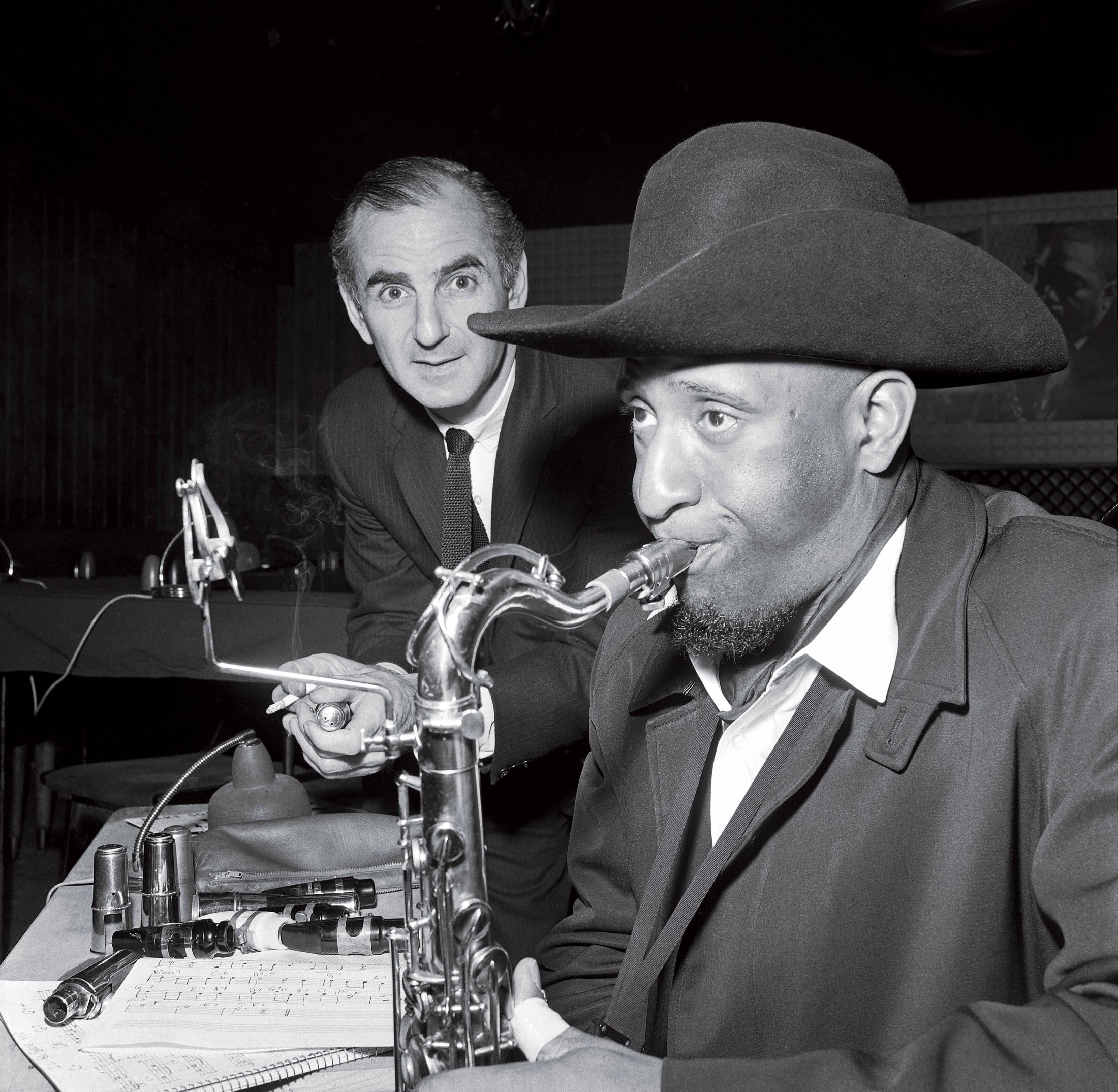 Ronnie Scott y Sonny Rollins preparándose para una actuación/Fotografía de Freddy Warren.