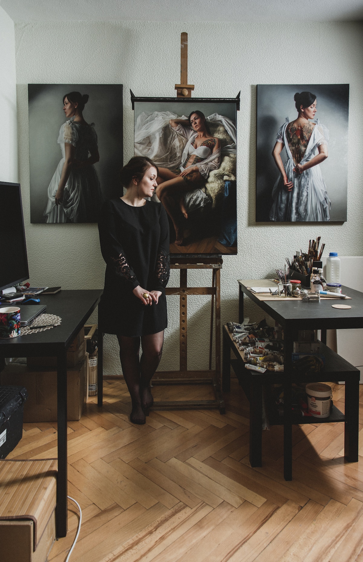 La artista con el tríptico "Girl in White", basado en Hans Memling.