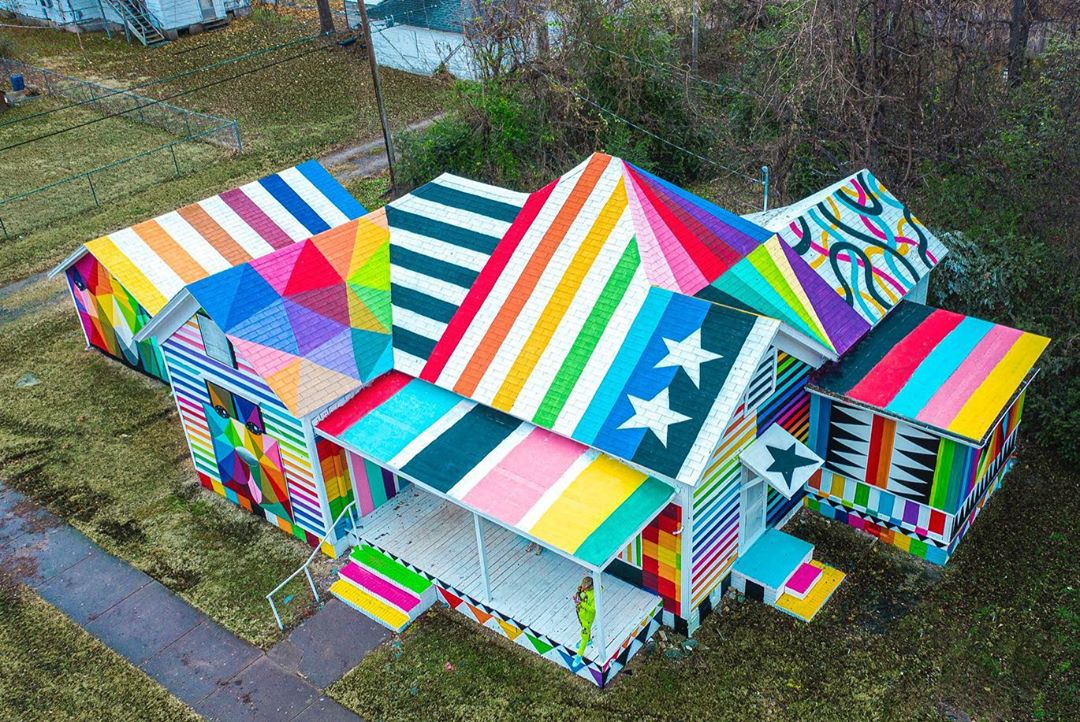 Okuda convierte una casa abandonada en Arkansas en una instalacion a todo color 1