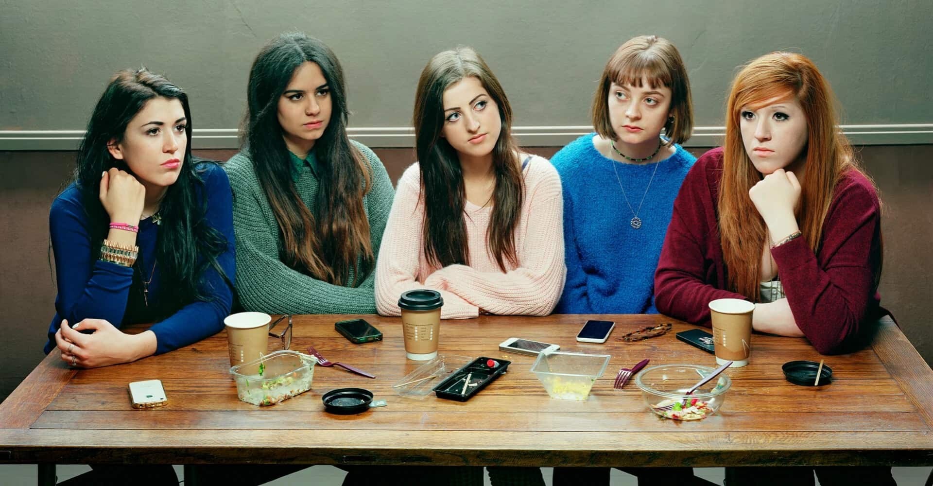 Fotografía de David Stewart en la que un grupo de chicas en una mesa ni miran sus móviles ni hablan entre ellas