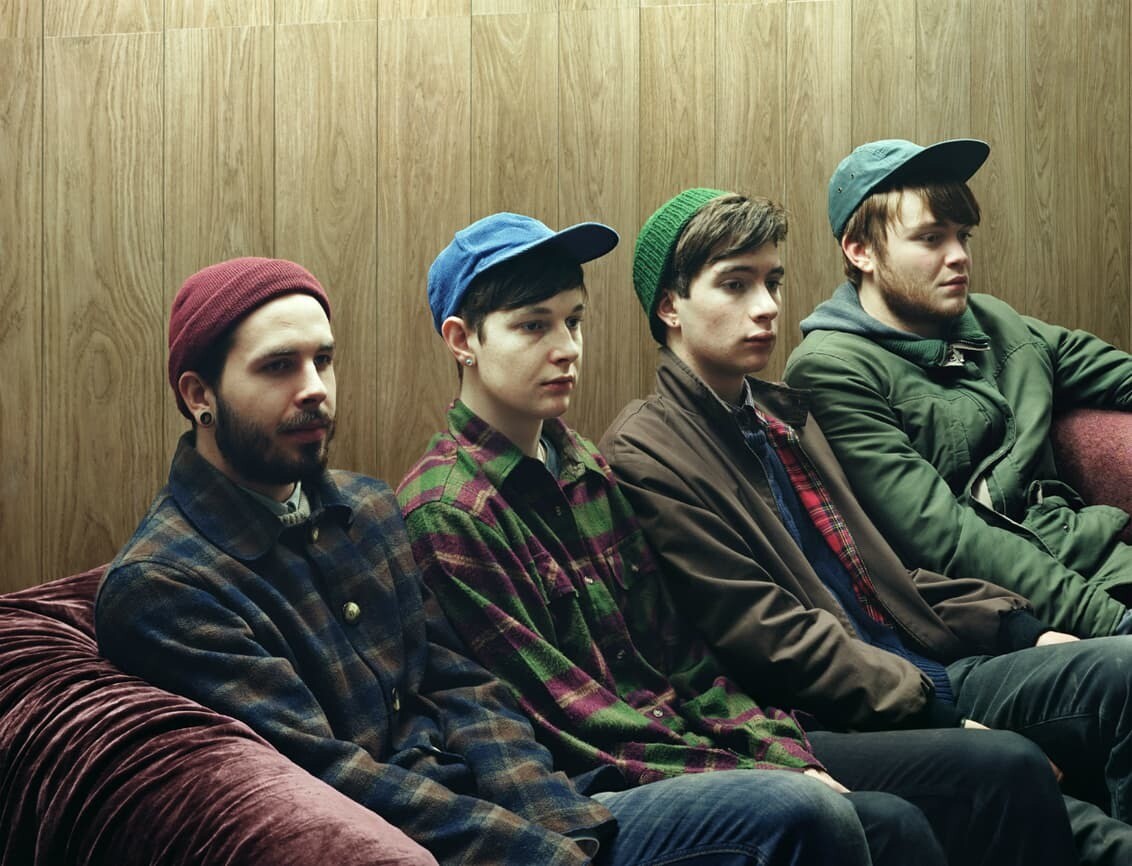 Fotografía de David Stewart en la que se ven a cuatro adolescentes sentados en un sofá con la mirada perdida