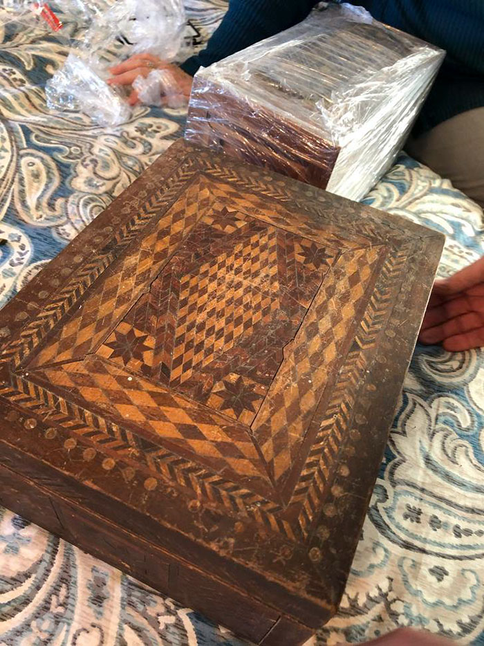 100 anos despues el bisnieto de un ladron de bancos descubre en unas misteriosas cajas uno de los botines de su bisabuelo 2