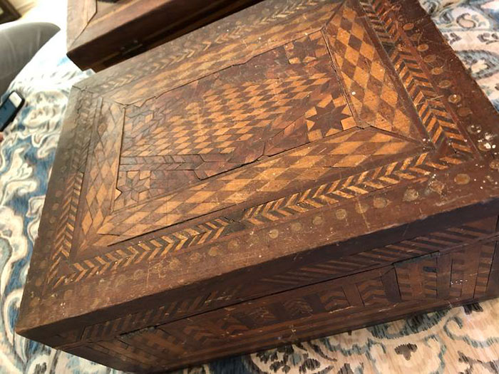 100 anos despues el bisnieto de un ladron de bancos descubre en unas misteriosas cajas uno de los botines de su bisabuelo 7