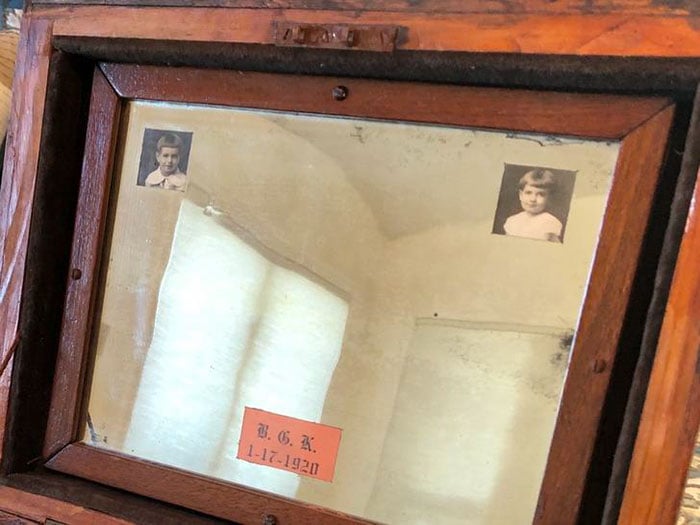 100 anos despues el bisnieto de un ladron de bancos descubre en unas misteriosas cajas uno de los botines de su bisabuelo 9