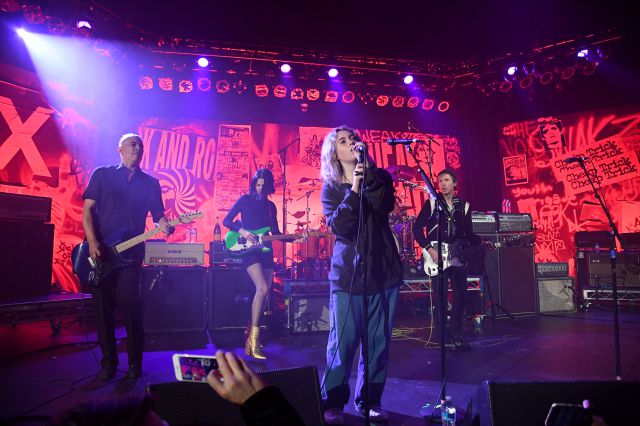 El concierto que lo exmiembros de Nirvana dieron con St. Vincent Beck y otros sorprendentes artistas 4