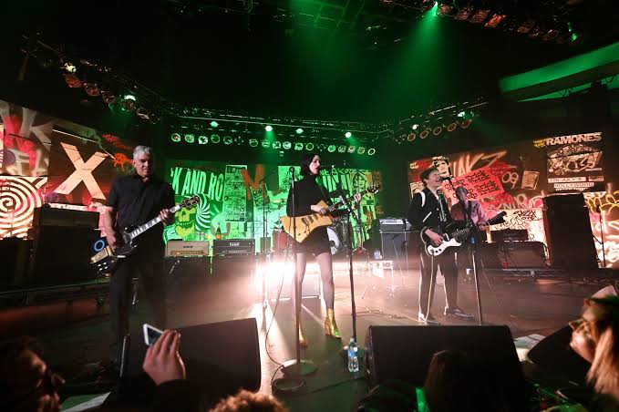 El concierto que lo exmiembros de Nirvana dieron con St. Vincent Beck y otros sorprendentes artistas 5