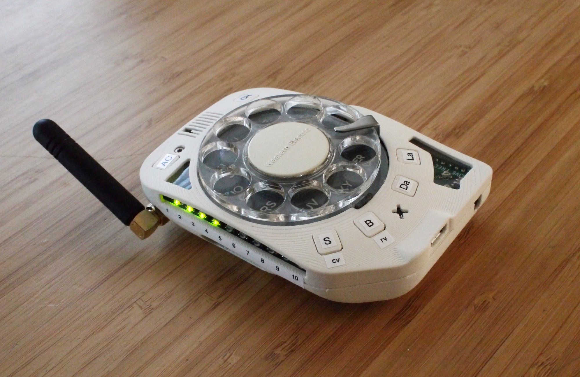 Un teléfono de bolsillo con dial rotatorio, perfecto para no escribir mensajes de texto