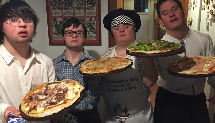 Cuatro amigos con Síndrome de Down abren su propia pizzería después de ser rechazados en otros empleos