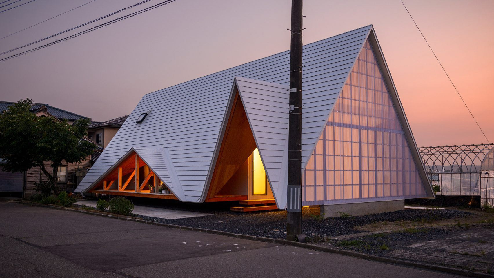Una minimalista casa en Japon con forma de tienda de campana 1