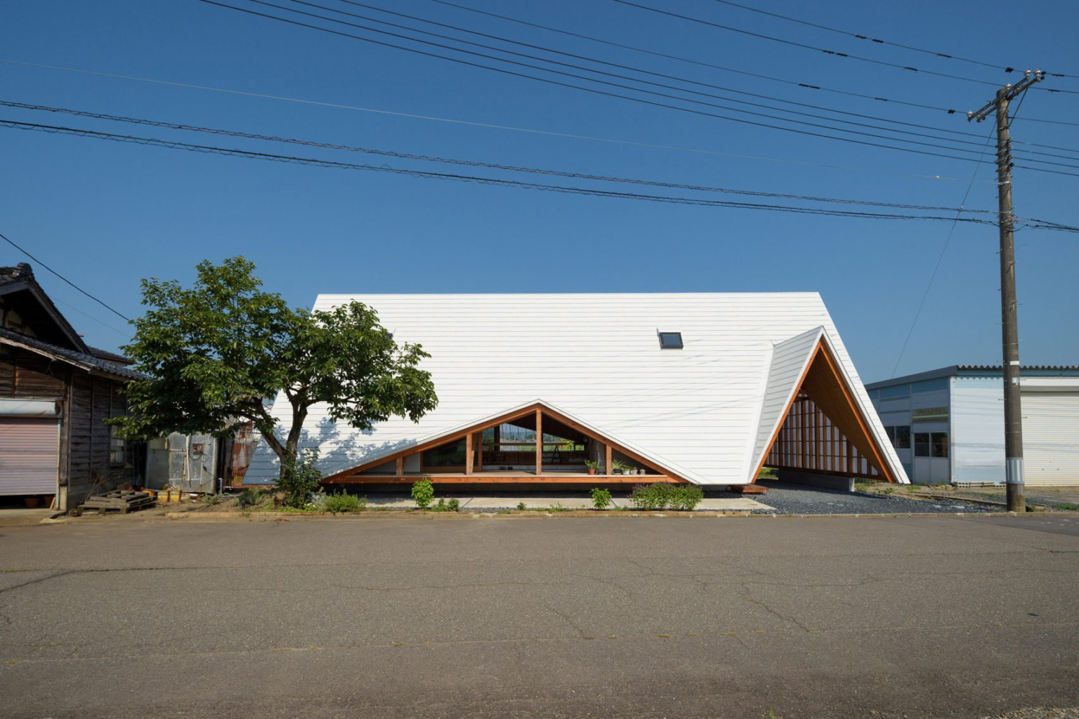 Una minimalista casa en Japon con forma de tienda de campana 2