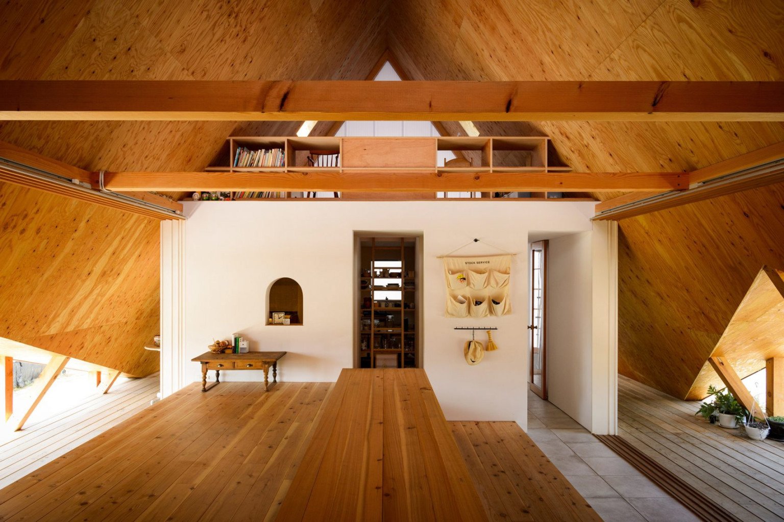 Una minimalista casa en Japon con forma de tienda de campana 5