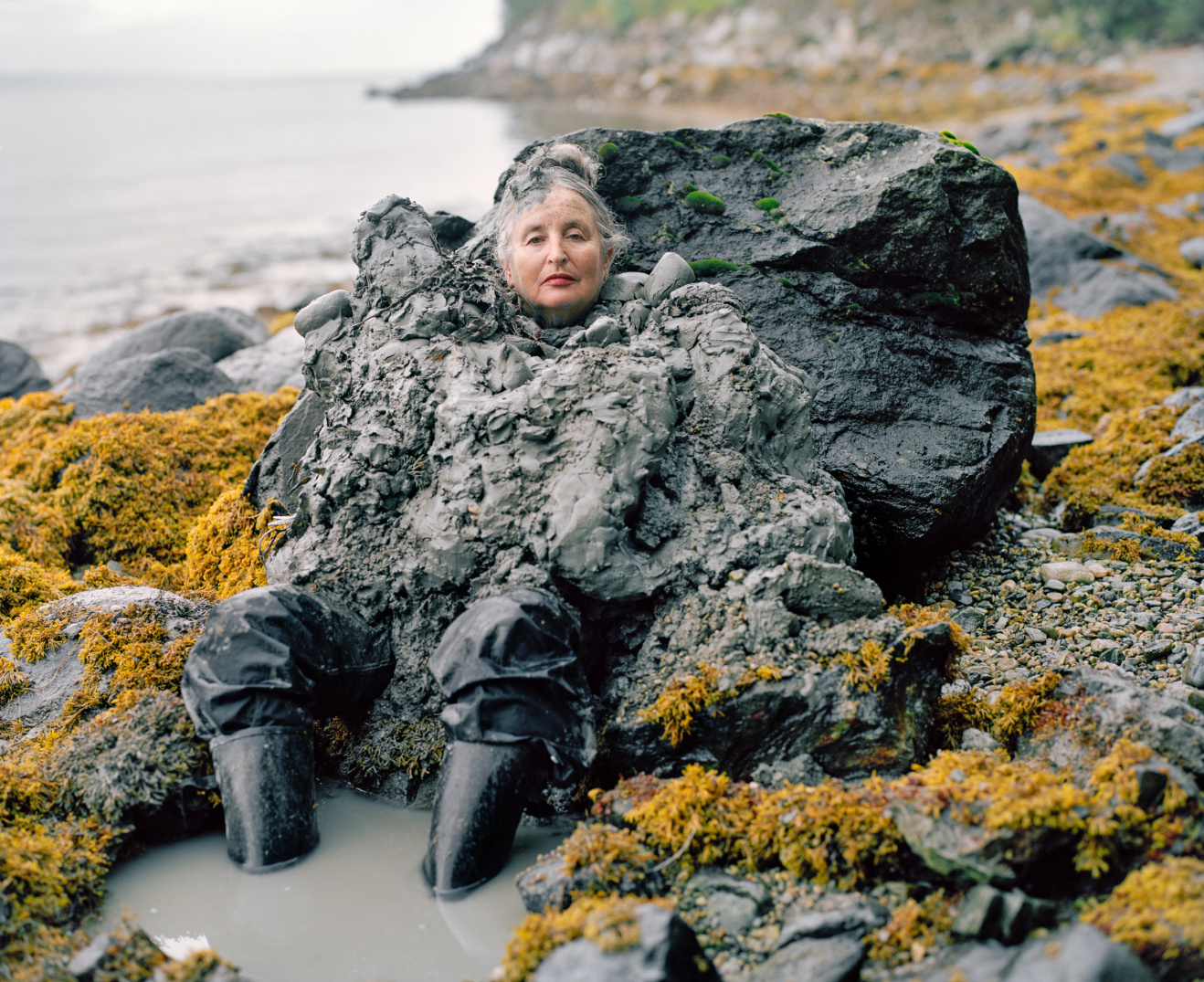 Dos artistas noruegos plasman la simbiosis entre el humano y la naturaleza en sus esculturas vivientes 1