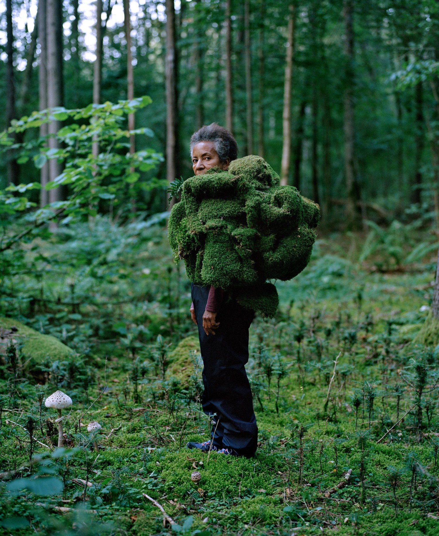 Dos artistas noruegos plasman la simbiosis entre el humano y la naturaleza en sus esculturas vivientes 2