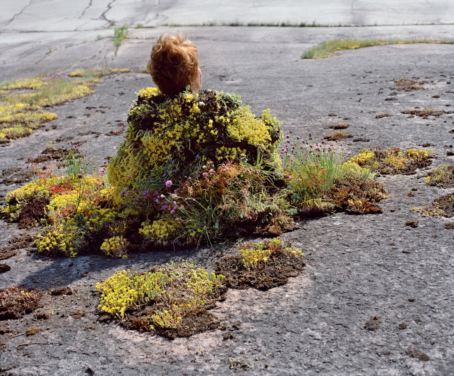 Dos artistas noruegos plasman la simbiosis entre el humano y la naturaleza en sus esculturas vivientes 4
