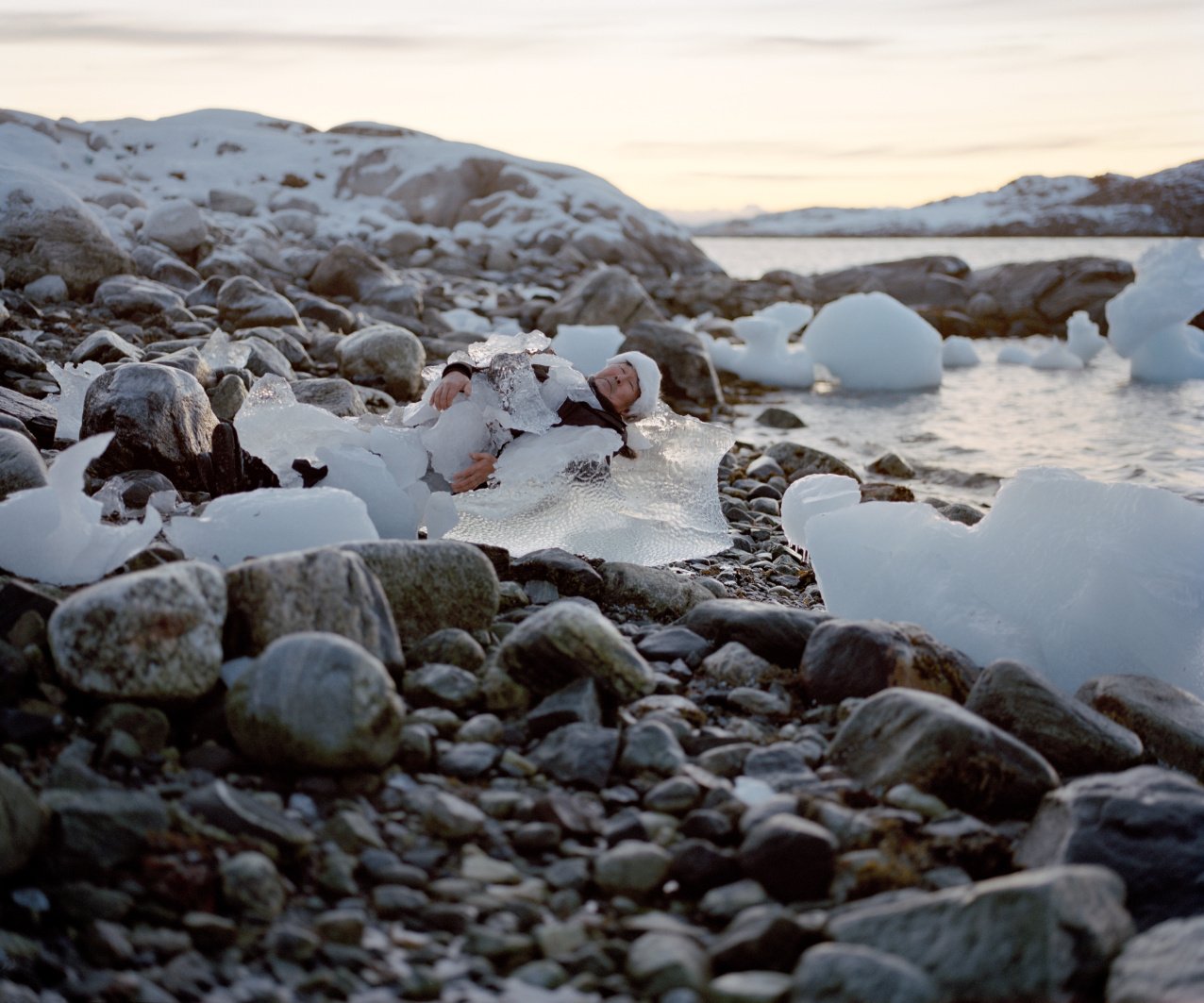 Dos artistas noruegos plasman la simbiosis entre el humano y la naturaleza en sus esculturas vivientes 5