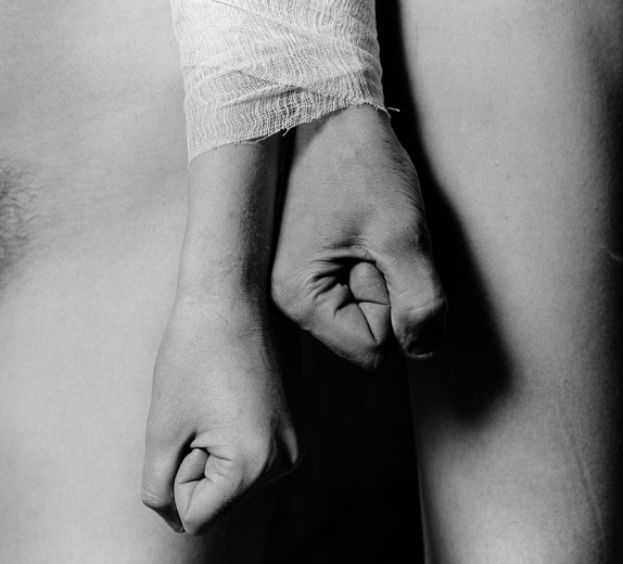 Surrealismo de alto voltaje en las eróticas fotos de Viktor Ivanovski