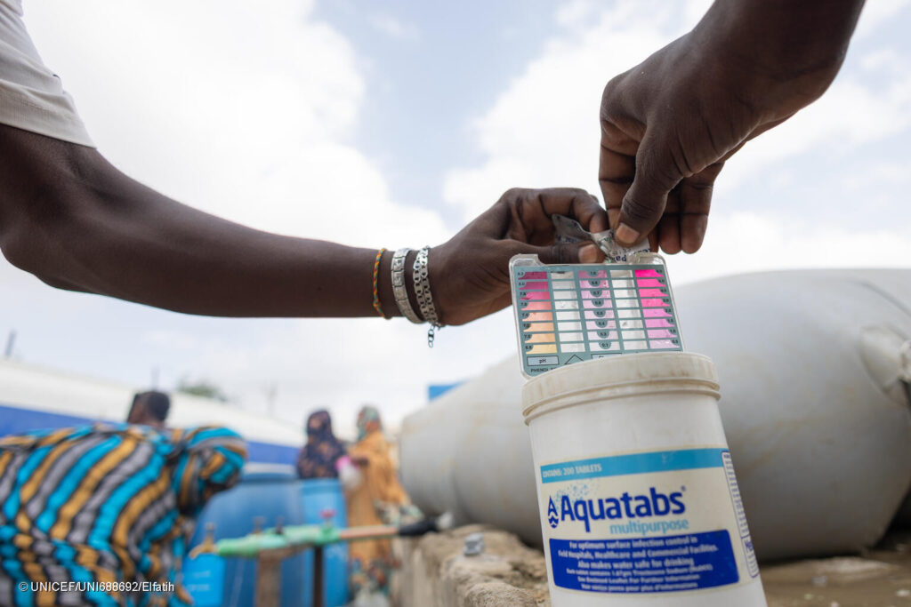 Lugar de reunión de personas desplazadas internas de Salalab West. UNICEF respalda el suministro de agua y saneamiento en el campamento para personas desplazadas mediante tanques flexibles de agua, letrinas, etc.
