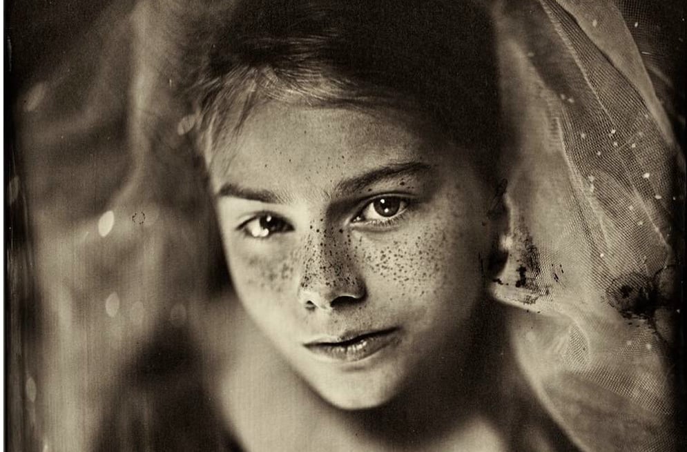 Jacqueline Roberts atrapa el fin de la infancia con técnicas fotográficas del s.XIX