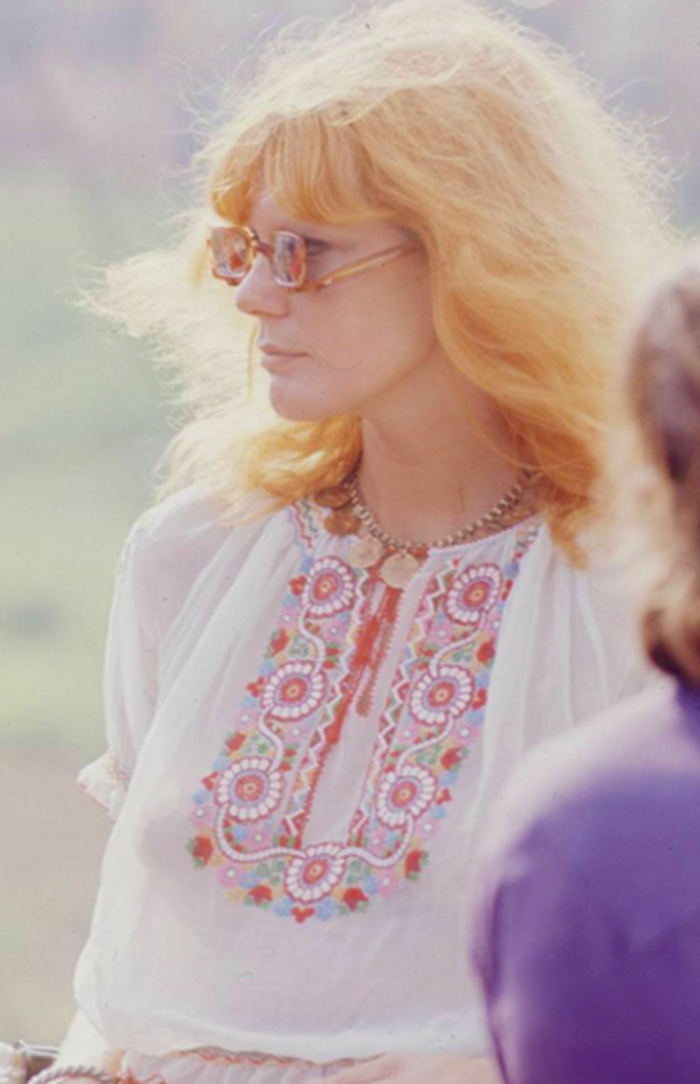Mujer en el festival de Woodstock