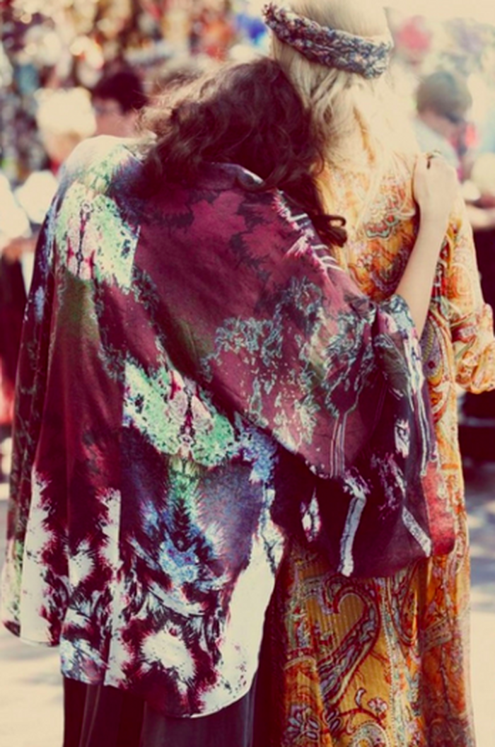Pareja de espaldas en el festival de Woodstock