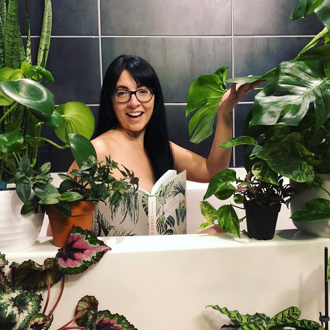 mujer desnuda en la bañera con plantas