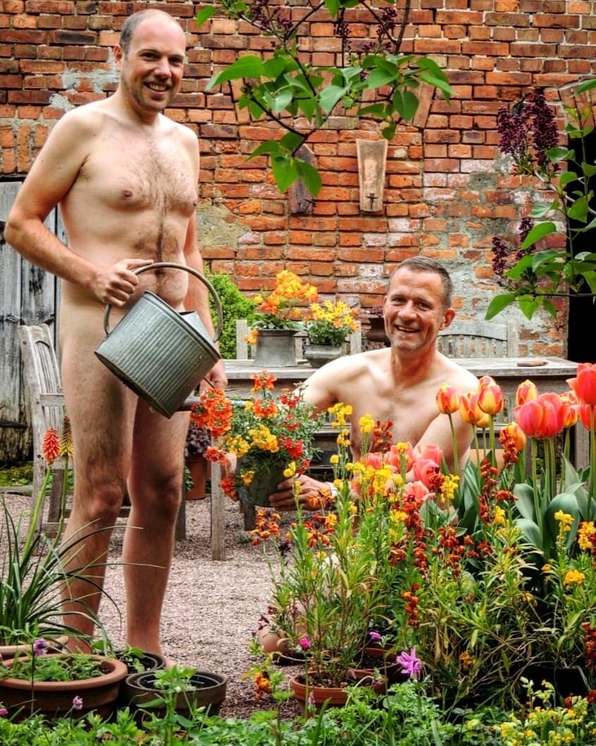 hombres desnudos regando plantas