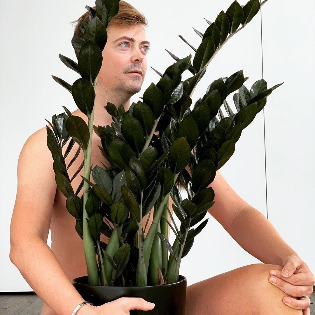 hombre desnudo con plantas